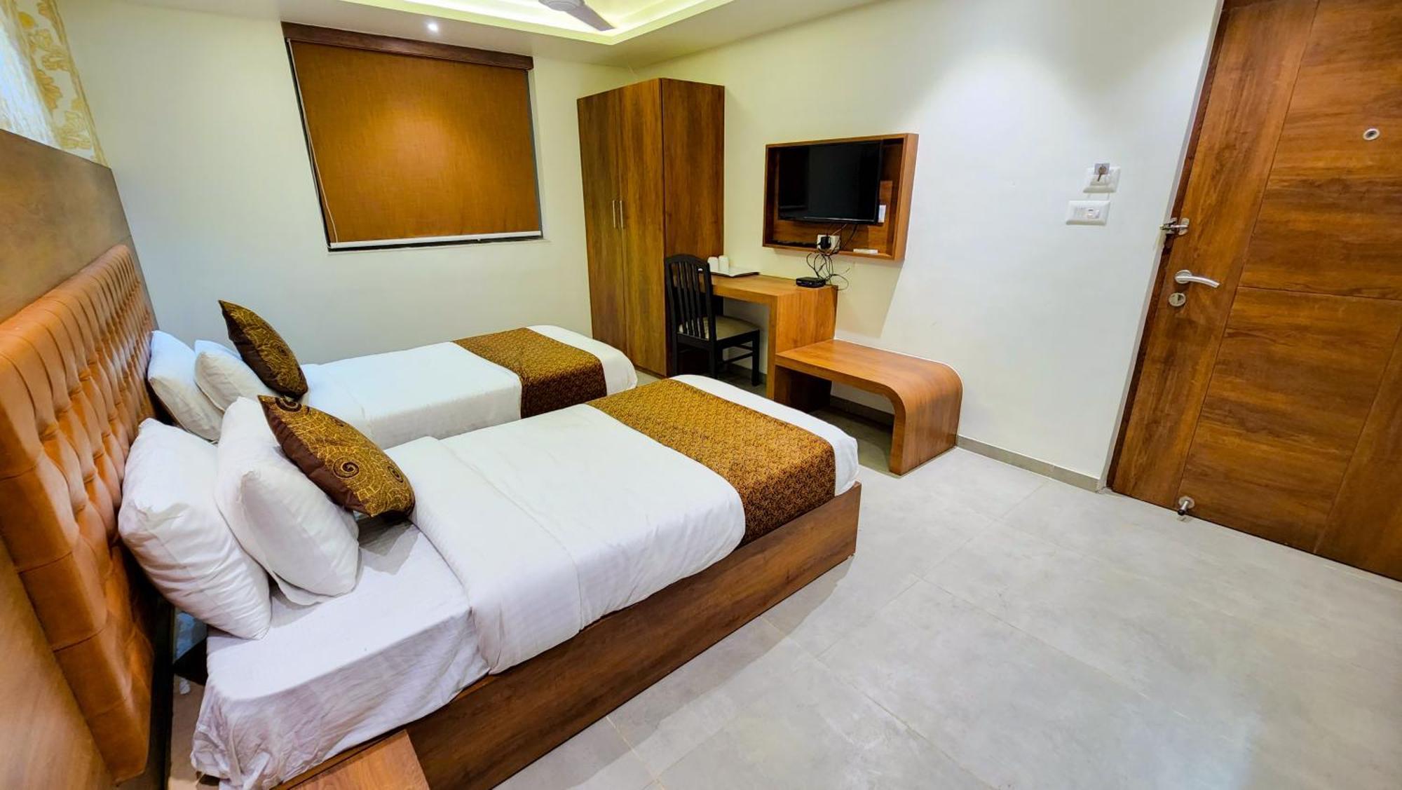 Hotel Nova Pride ราชโกฎิ ภายนอก รูปภาพ