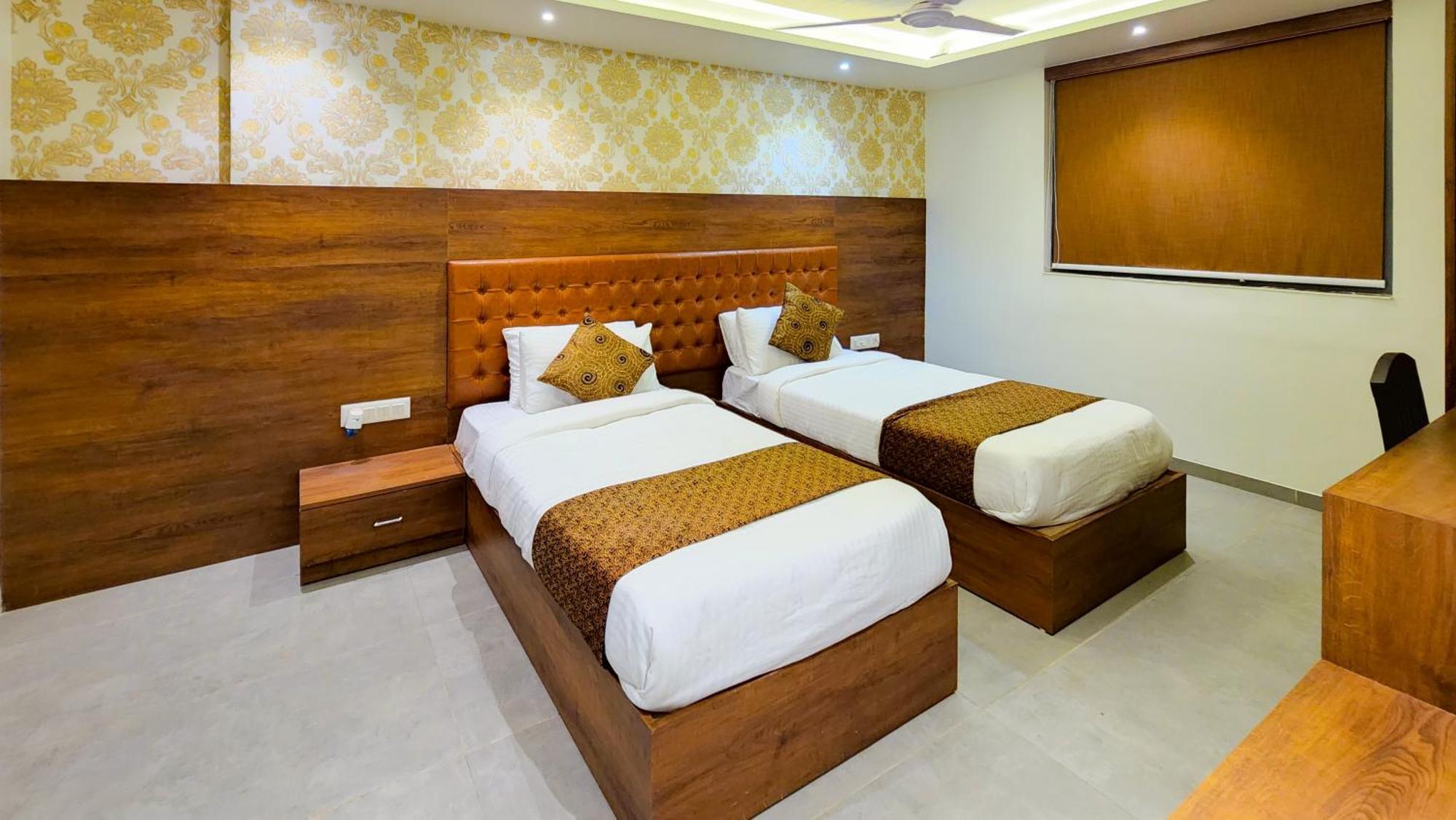 Hotel Nova Pride ราชโกฎิ ภายนอก รูปภาพ
