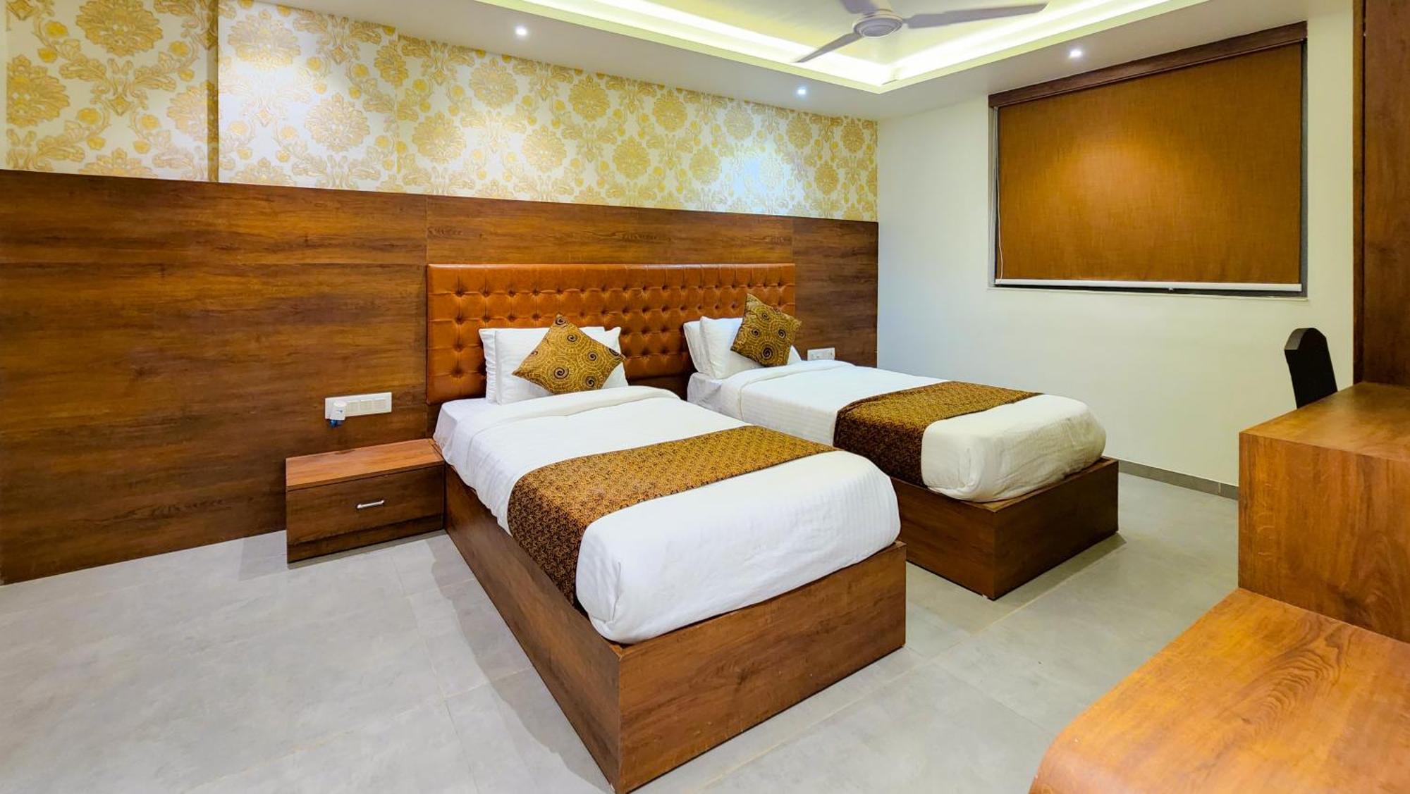 Hotel Nova Pride ราชโกฎิ ภายนอก รูปภาพ