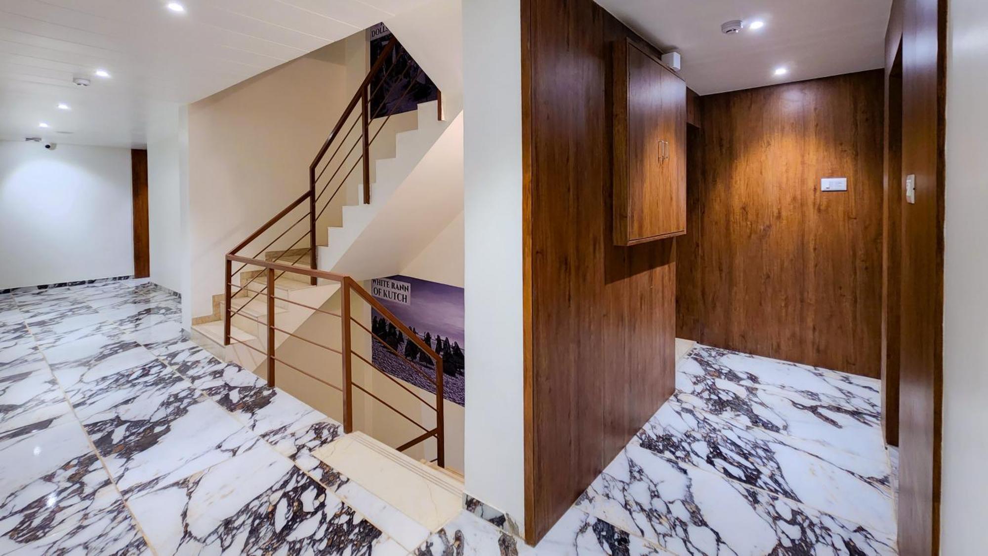 Hotel Nova Pride ราชโกฎิ ภายนอก รูปภาพ